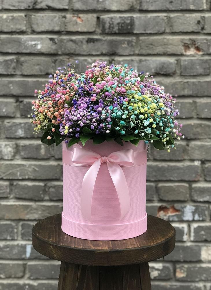 Цветочная композиция из Гипсофила и Розы в шляпной коробке в Мучкапский