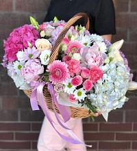 Цветочная композиция из Розы, Хризантемы, Пионы и Лизиантусы в корзине в Мучкапский