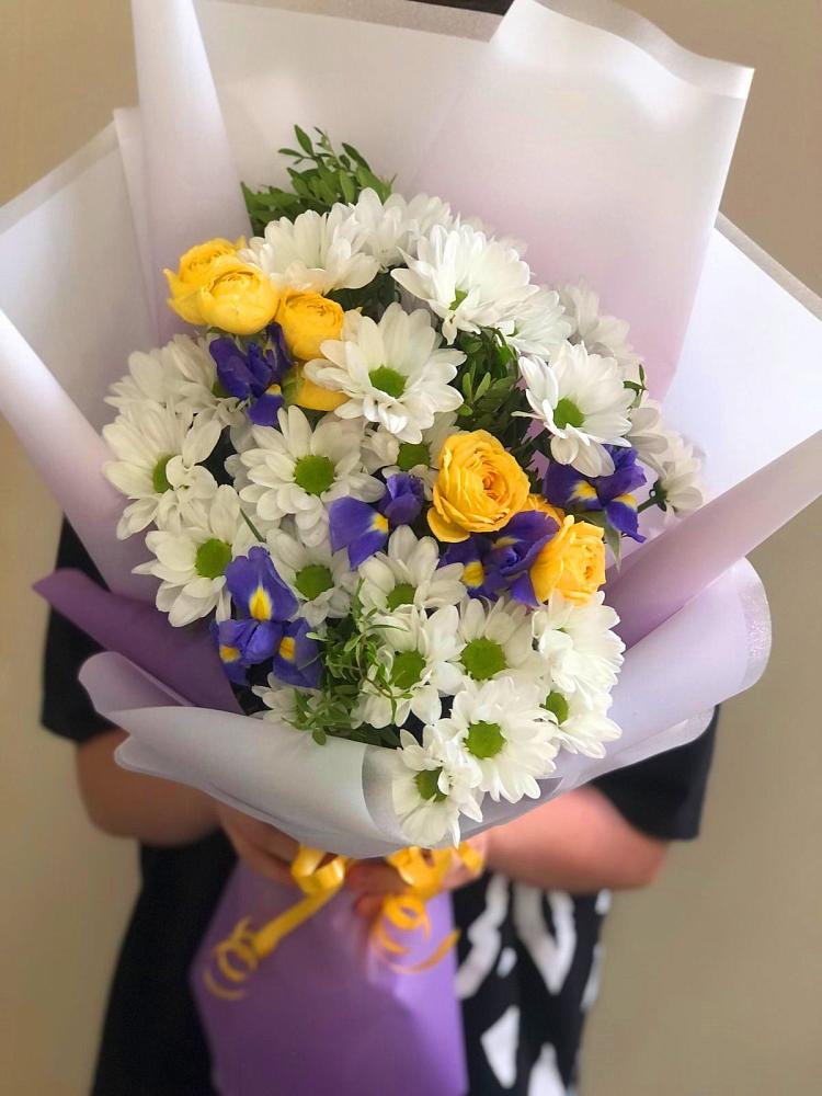 Букет цветов из: Ирисы, Хризантемы и Розы в Мучкапский
