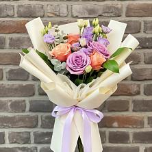 Букет цветов из:  Лизиантусы и Розы в Мучкапский