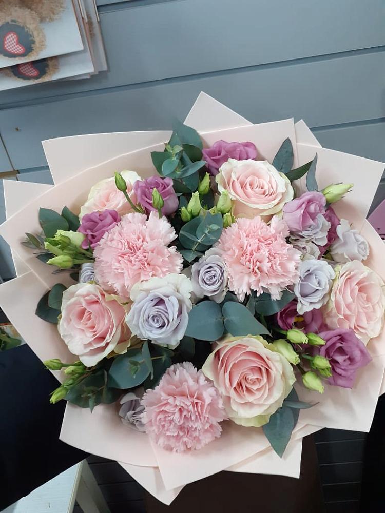 Букет цветов из: Розы, Гвоздики и Лизиантусы в Мучкапский